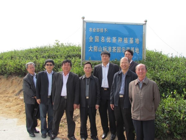 武大綠洲一行與悟茶道總經(jīng)理合影