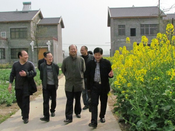 武大綠洲公司考察組與枝江市問(wèn)安鎮(zhèn)政府領(lǐng)導(dǎo)愉快交談中