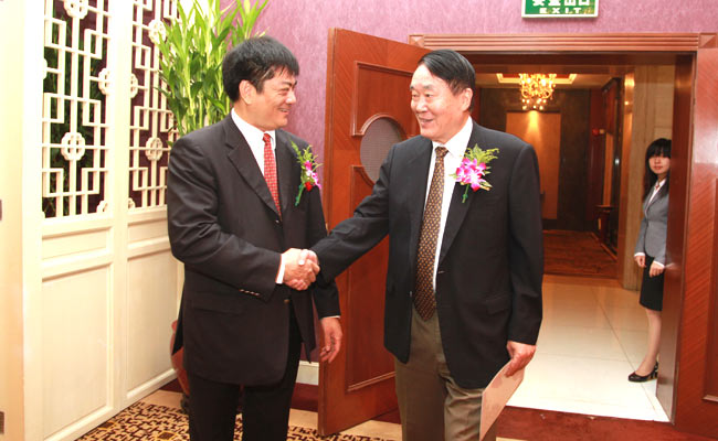 武大綠洲董事長(zhǎng)葉偉雄與參會(huì)各界交流