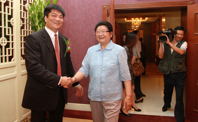 武大綠洲董事長(zhǎng)葉偉雄與參會(huì)各界交流