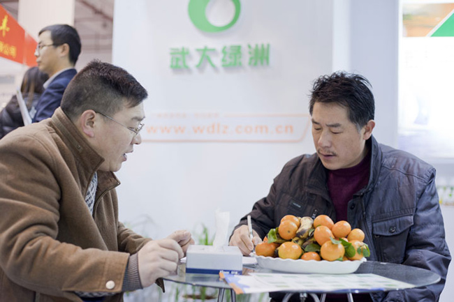 武大綠洲華中大區(qū)經(jīng)理覃宇果與客戶(hù)簽約文件